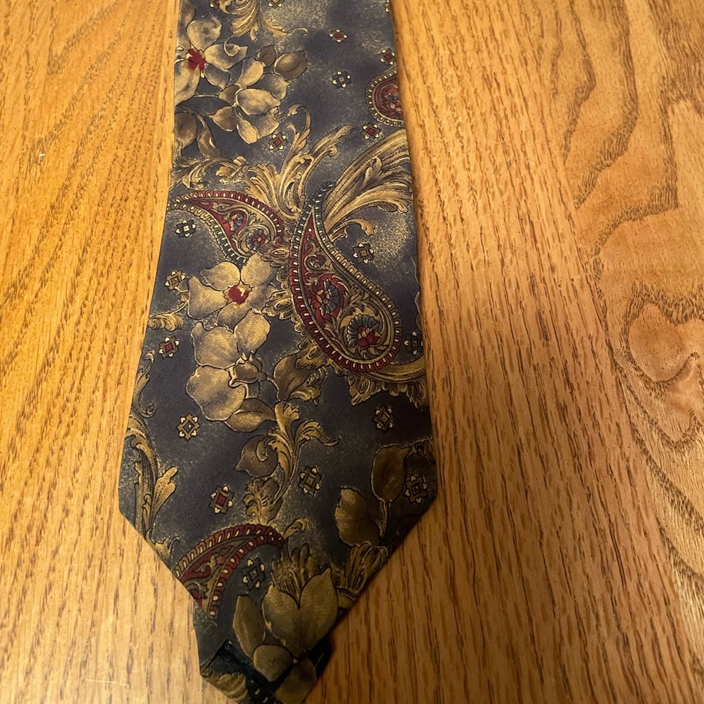 Bill Blass floral, Paisley, gray print, necktie